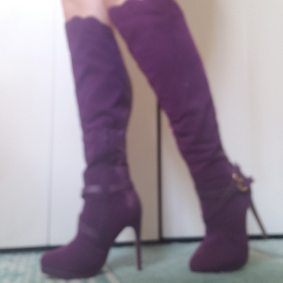 ❌SOLD❌ Knee-High Soleh Boots With Scalloped Edge and Wrap - Picture 9 of 9